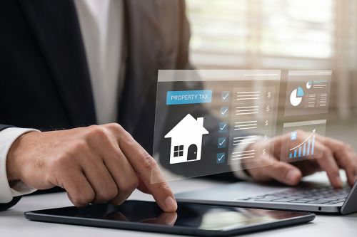 Mann arbeitet auf Tablet