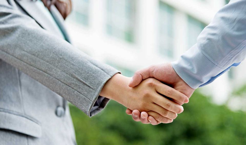 Foto: Zwei Partner schütteln sich die Hände - 