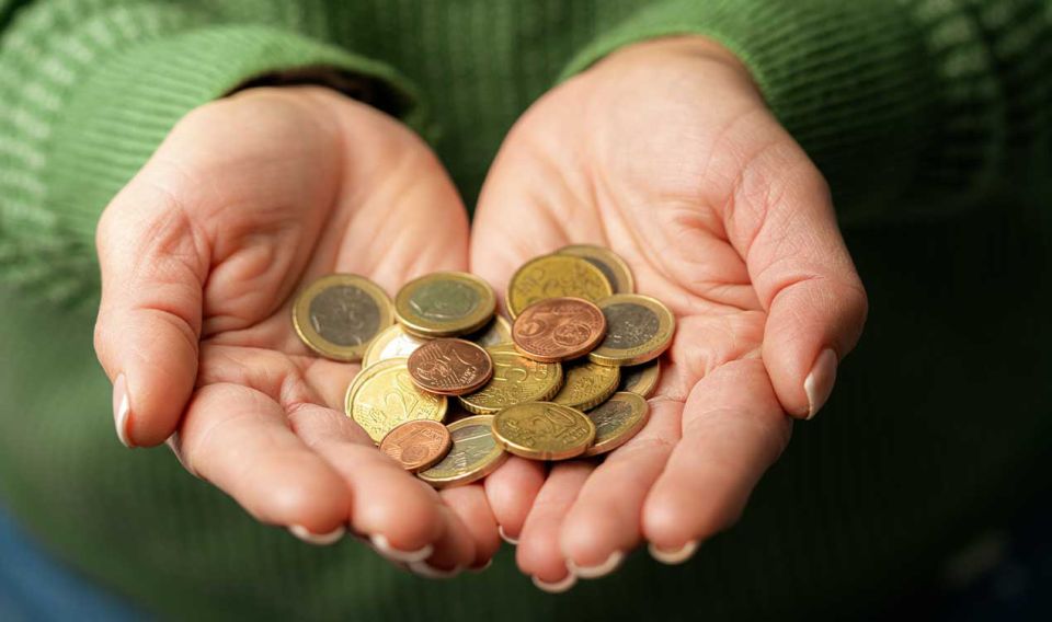 Foto: Frau hält Geld in den Händen - 