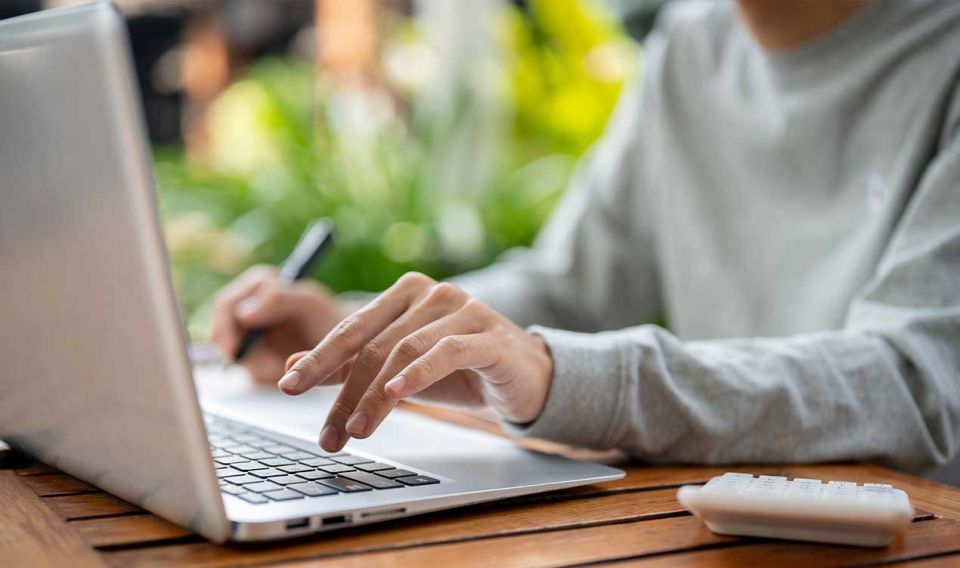Foto: Frau schaut auf Laptop - 